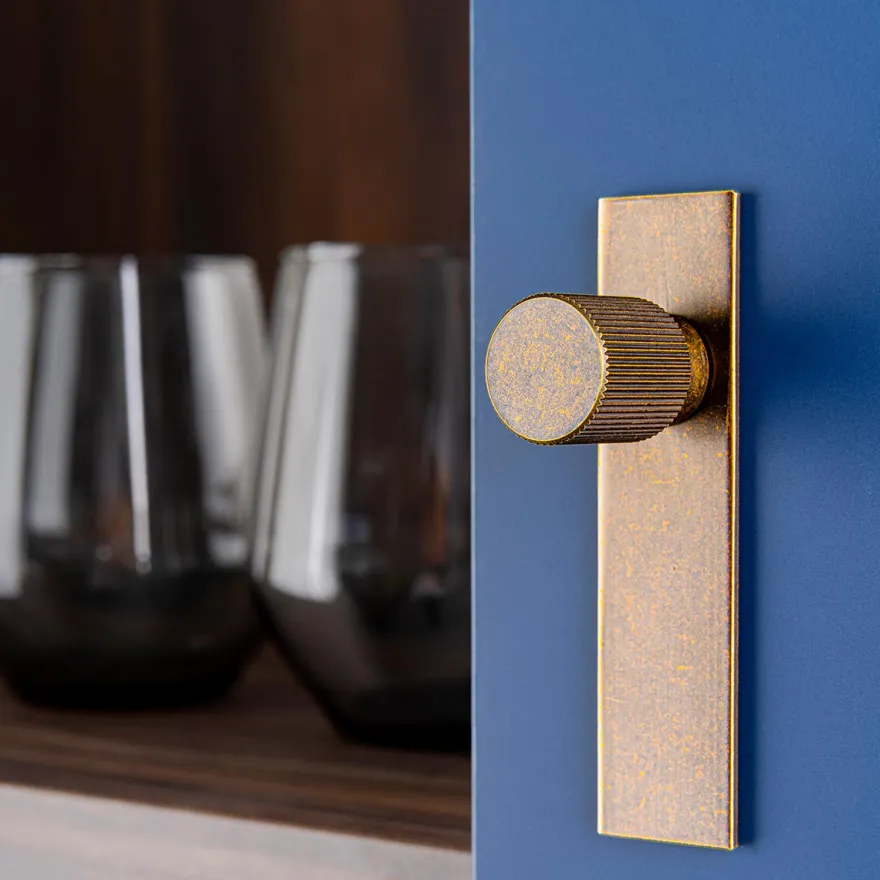 ARPA - Pomo estriado con placa