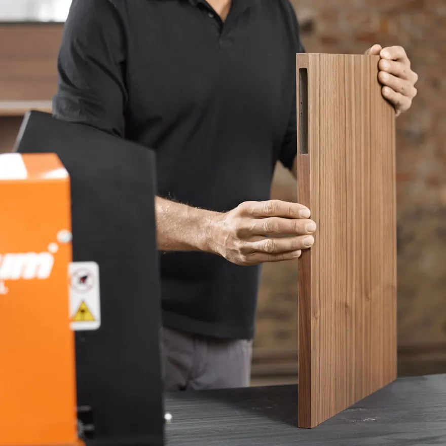 Aventos BLUM HKI modelo minimalista embutido al canto para puertas abatibles