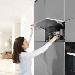 Aventos Blum HK-S Compás ascendente para puertas abatibles reducidas
