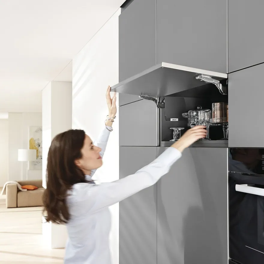 Aventos Blum HK-S Compás ascendente para puertas abatibles reducidas
