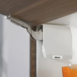 Aventos Blum HK-S Compás ascendente para puertas abatibles reducidas