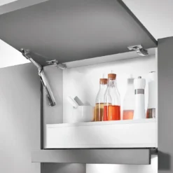 Aventos Blum HK-XS para puertas abatibles ascendentes de profundidad reducida