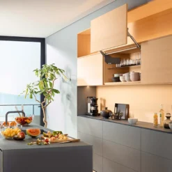 Aventos HL Blum para puertas paralelas abatibles de apertura ascendente