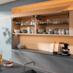 Aventos HS Blum para puertas abatibles oblicuas de apertura ascendente