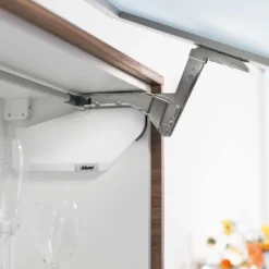 Aventos HS Blum para puertas abatibles oblicuas de apertura ascendente