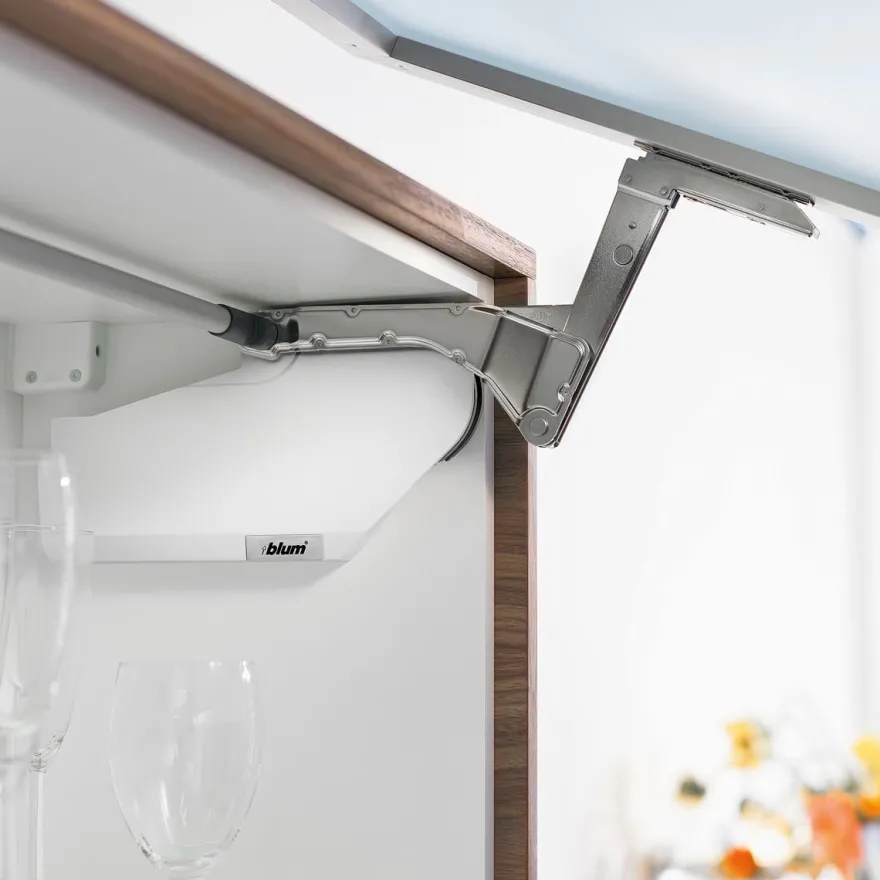 Aventos HS Blum para puertas abatibles oblicuas de apertura ascendente
