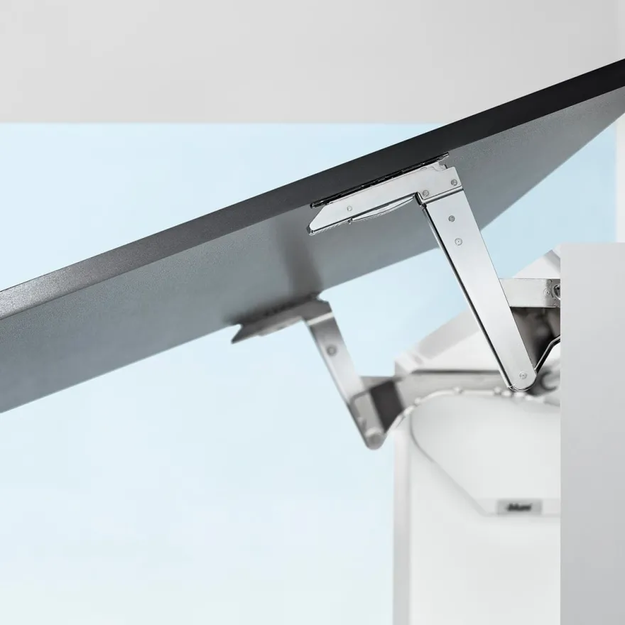 Aventos HS Blum para puertas abatibles oblicuas de apertura ascendente