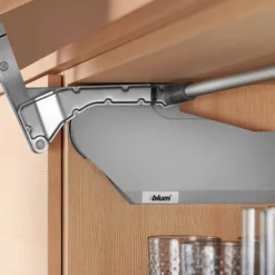 Aventos HS Blum para puertas abatibles oblicuas de apertura ascendente
