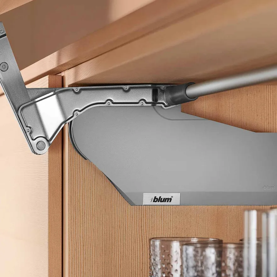 Aventos HS Blum para puertas abatibles oblicuas de apertura ascendente