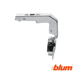 Bisagra recta Blum Clip Top Ø35 mm. Apertura 95º para rincones falsos solapados. Cierre decelerante BLUMOTION.