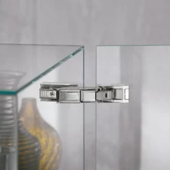 Bisagras Blum Cristallo. Apertura 110º para cuerpos y puertas de cristal. Cierre decelerante BLUMOTION.