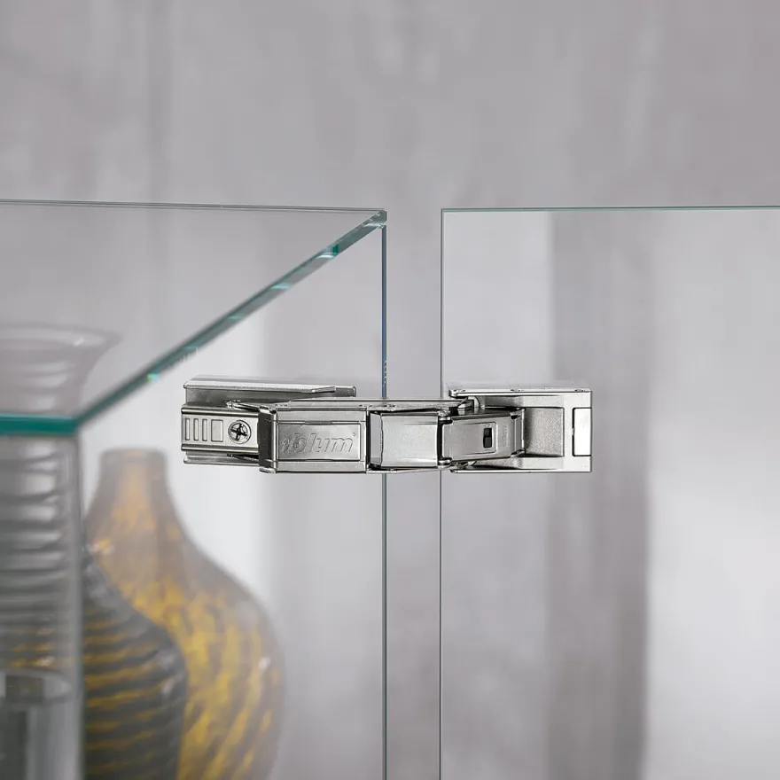 Bisagras Blum Cristallo. Apertura 110º para cuerpos y puertas de cristal. Cierre decelerante BLUMOTION.