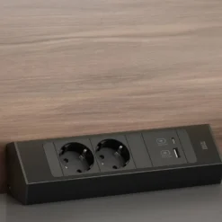 CASIA 2 - Regleta sobrepuesta ajustable para rincones con enchufes y USB