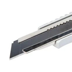 Cutter metálico de hoja negra ultra afilada de 18 mm. Wolfcraft