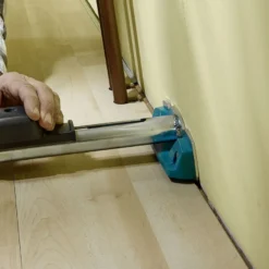 Escoplo de alineación para suelo laminado con sistema de amartillado integrado
