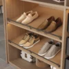 Línea CHIC – Barra de soporte tipo balconcillo para estantes inclinados