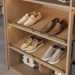 Línea CHIC – Barra de soporte tipo balconcillo para estantes inclinados