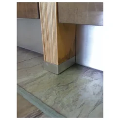 Perfil protector para los costados de tablero de madera