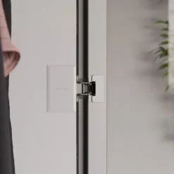 Salice CONECTA – Bisagra oculta para instalar en puerta de aluminio