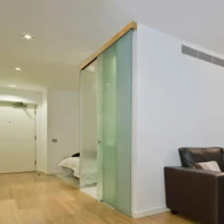 Serie UNIKGLASS + 50/100/150 de Klein para 1 hoja móvil instalación a techo hasta 150 Kg.