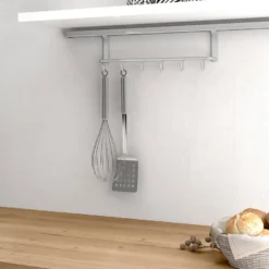 Soporte para colgar accesorios en la pared de la cocina