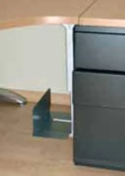 Soporte para CPU bajo mesa de oficina
