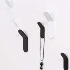 TIK - Colgador de pared de diseño juvenil
