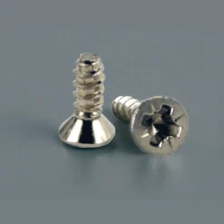 Tornillos de cazoleta para bisagras instaladas en perfiles de aluminio