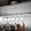 WARDROBE - Barra colgador con iluminación por activación por movimiento a 24V.