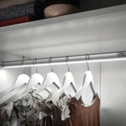 WARDROBE - Barra colgador con iluminación por activación por movimiento a 24V.