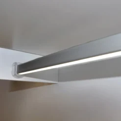 WARDROBE - Barra colgador con iluminación por activación por movimiento a 24V.